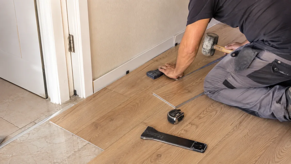 Suelo laminado imitación madera instalado en el pasillo de una vivienda