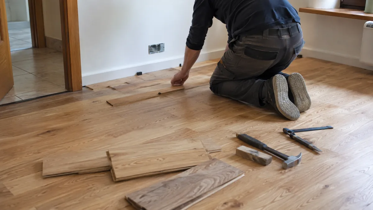 Suelo laminado imitación madera instalado en un piso de alquiler en Madrid