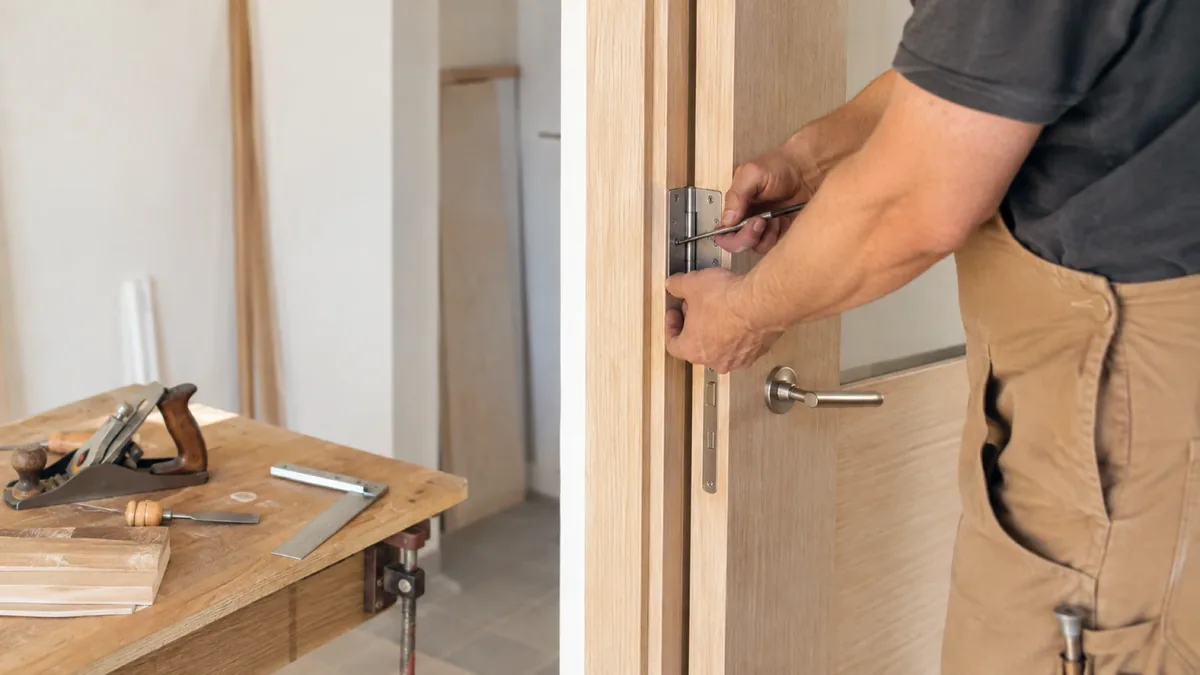 Taller de carpintería en Valera de Abajo con puertas de madera en proceso de montaje